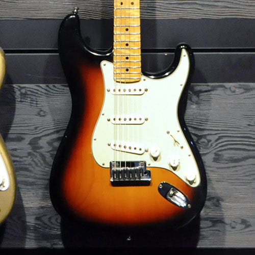 [중고] Fender - Custom Shop Deluxe Stratocaster 3ST 2009&#039;